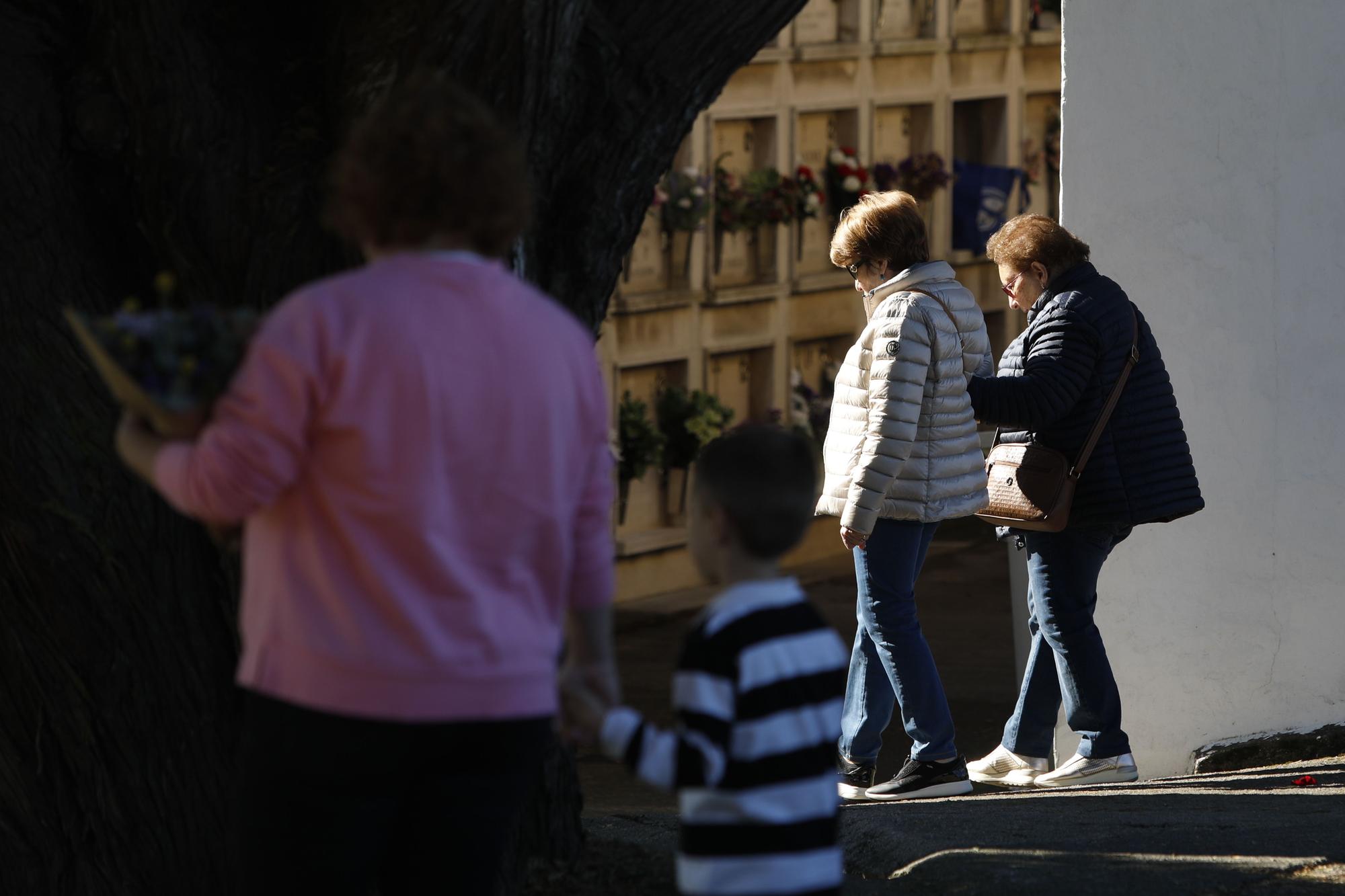 La celebración del día de Todos los Santos en el cementerio El Salvador de Oviedo.