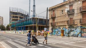 Una familia cruza ante el edificio de La Escocesa, en el 22@ norte (Barcelona)