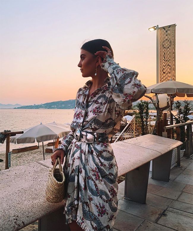 La influencer Maren Schia con vestido de flores y capazo