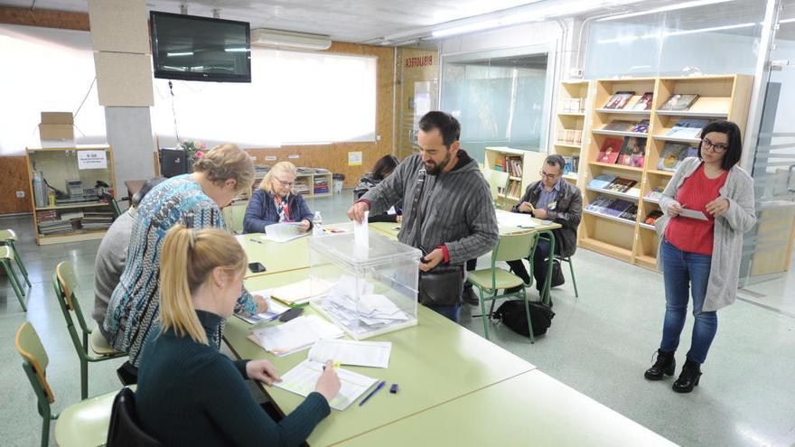 Docentes votando esta mañana en el IES El Carmen de Murcia