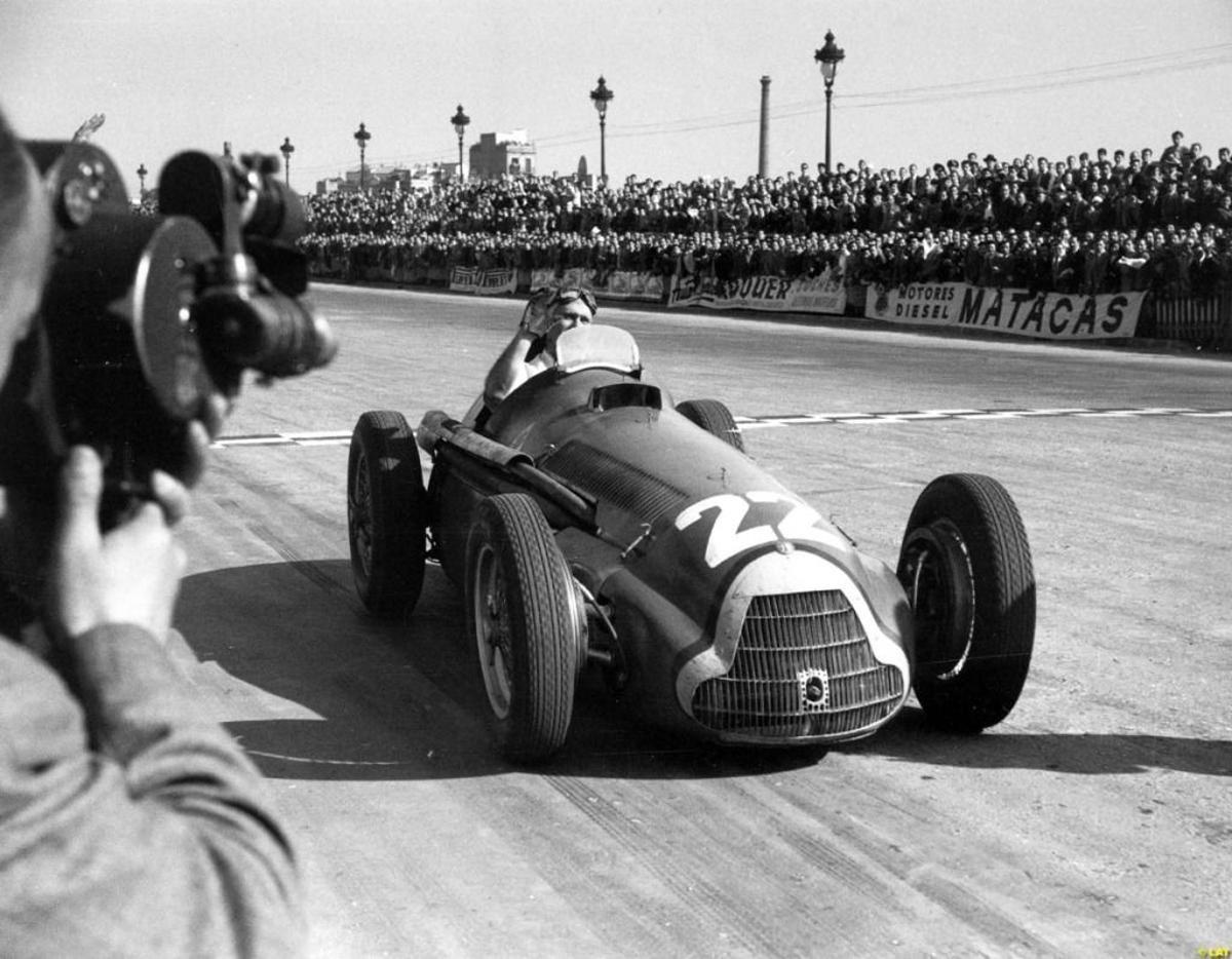 Instante en el que Juan Manuel Fangio logra su primer Mundial en el circuito de Pedralbes.