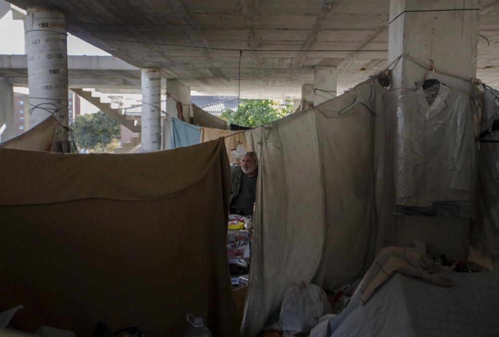 Sin techo viven en la estructura de un edificio