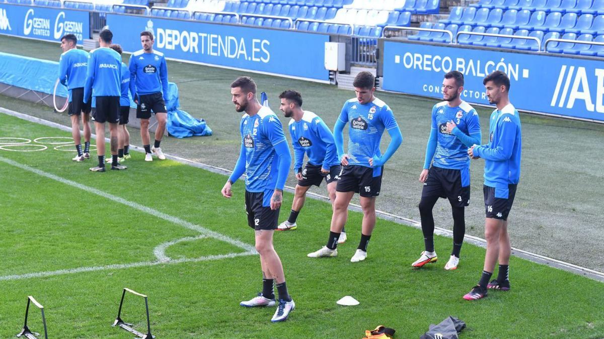 La plantilla deportivista, durante un entrenamiento en Riazor esta semana. |  // VÍCTOR ECHAVE