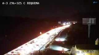 Un atasco de 19 kilómetros bloquea la A-3 entre Requena y Siete Aguas