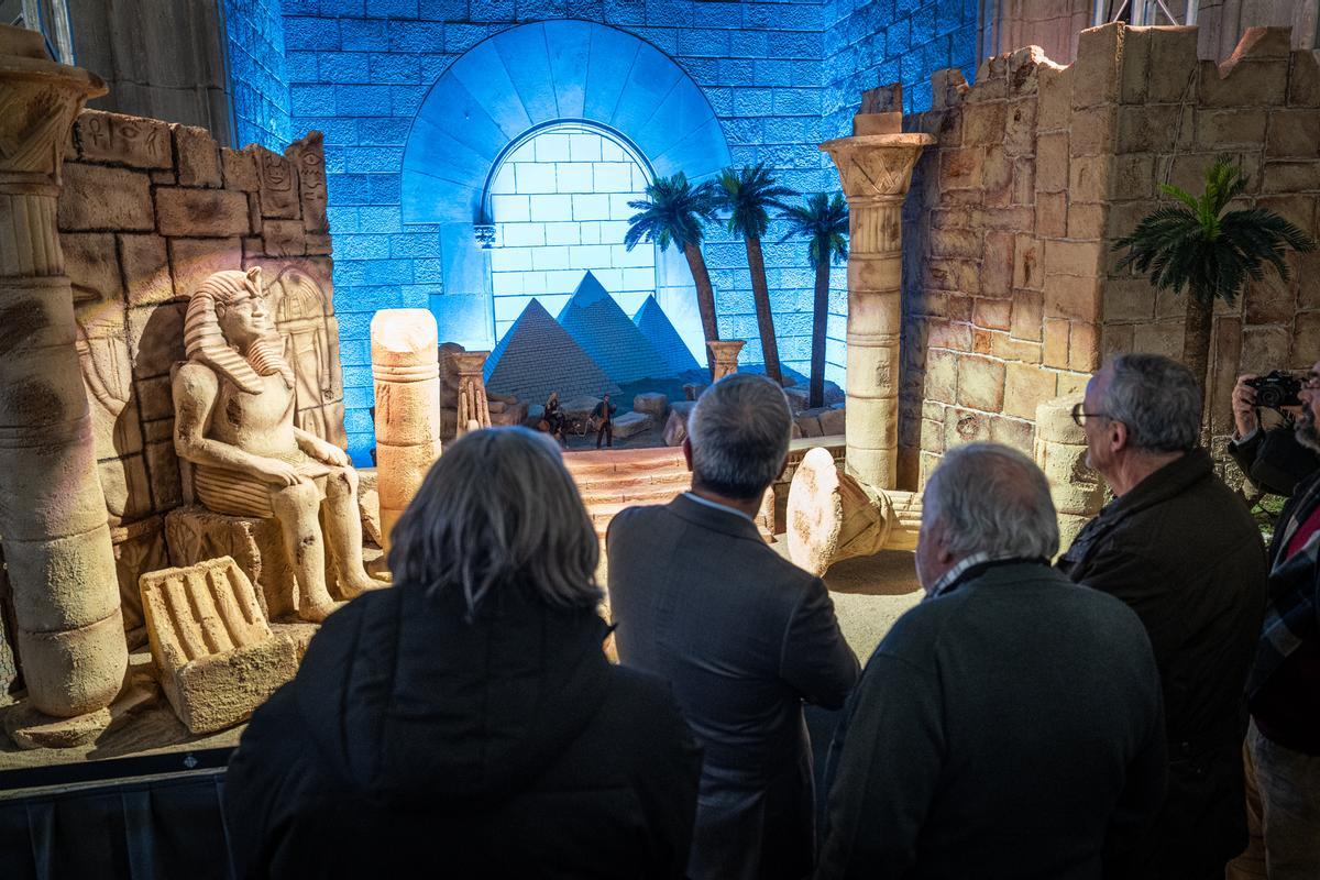 Barcelona estrena un belén tradicional más grande que nunca en la plaza Sant Jaume