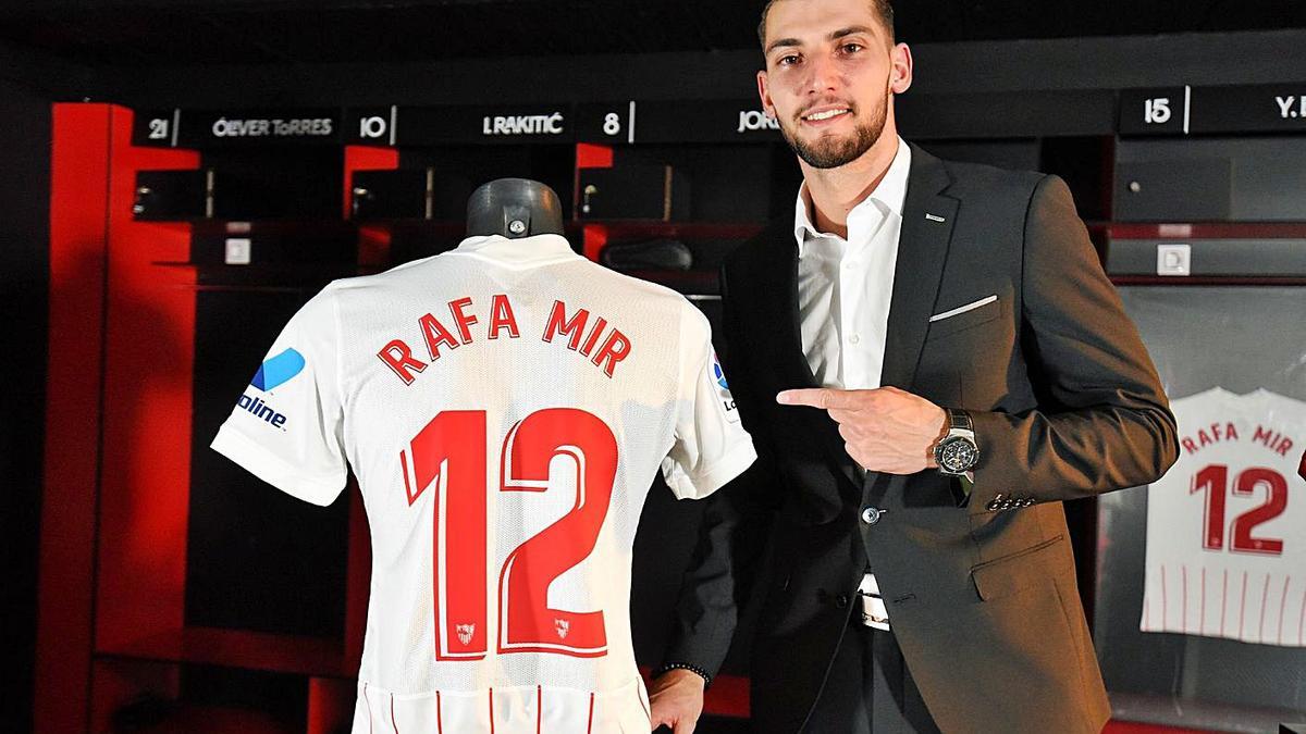 Rafa Mir lucirá el número 12 esta temporada con el Sevilla. | PRENSA SEVILLA FC