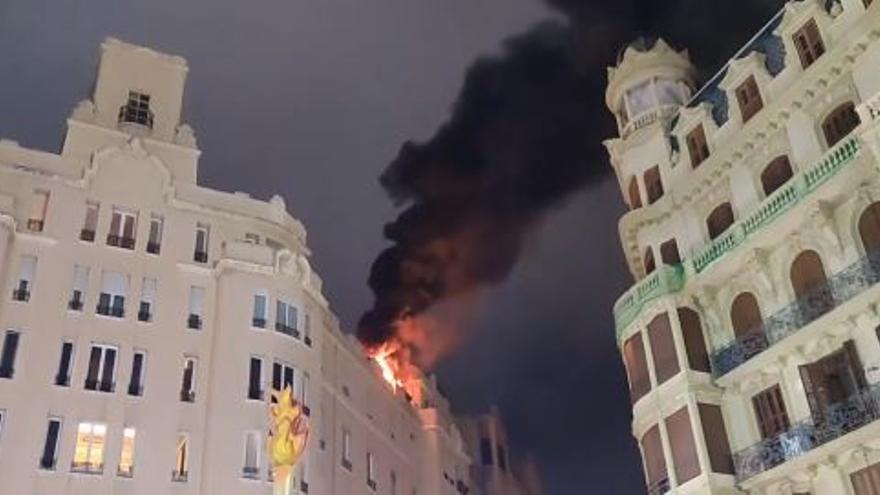 Una bengala provoca un incendio en un ático en València