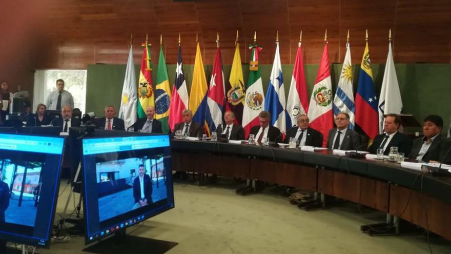 Uxío Benítez, firma la declaración por videoconferencia.   | // D.P.