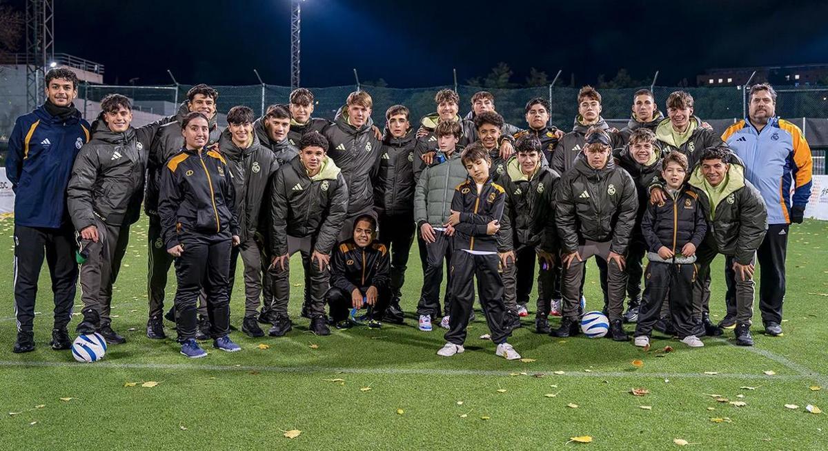 El Juvenil C del Real Madrid, con la escuela sensorial de la Fundación para niños con discapacidad visual