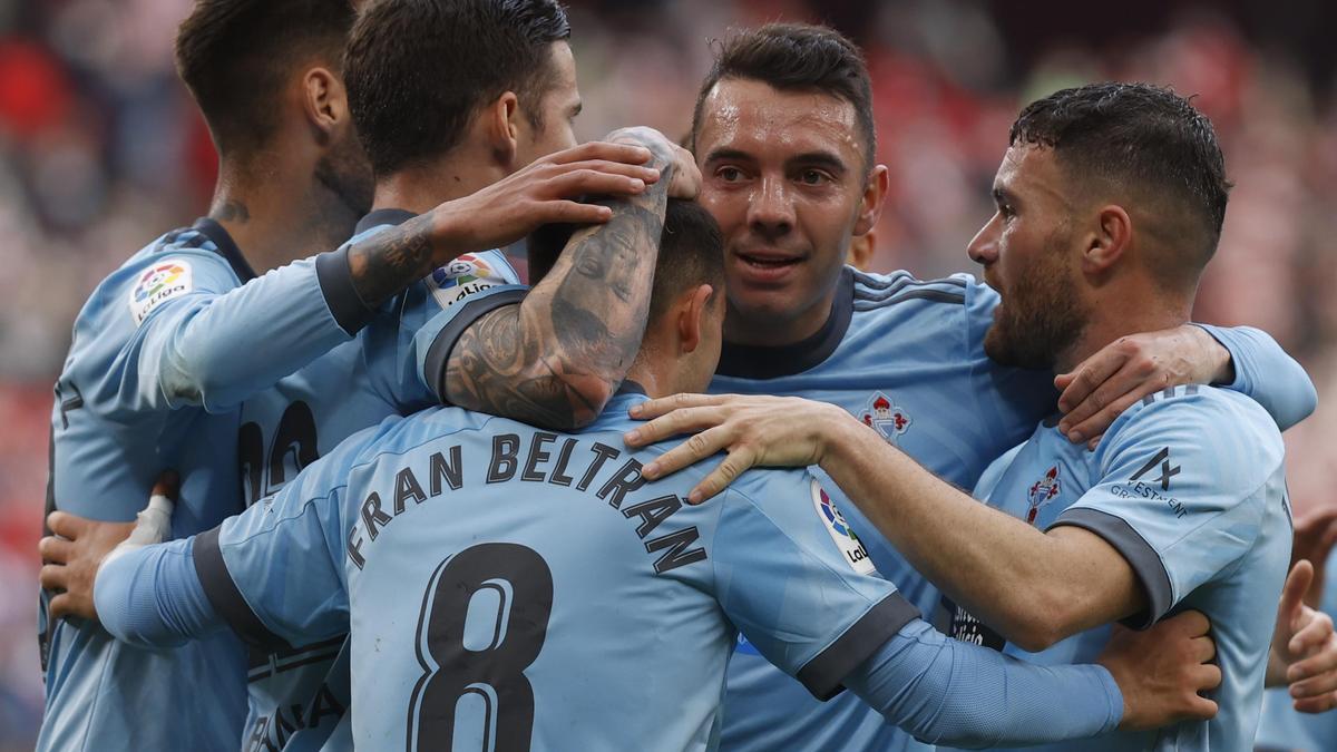 Los jugadores del Celta celebran el gol de Fran Beltrán.