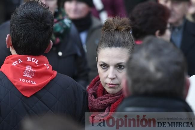 Los romeros acompañan a la Santa pese al frío.