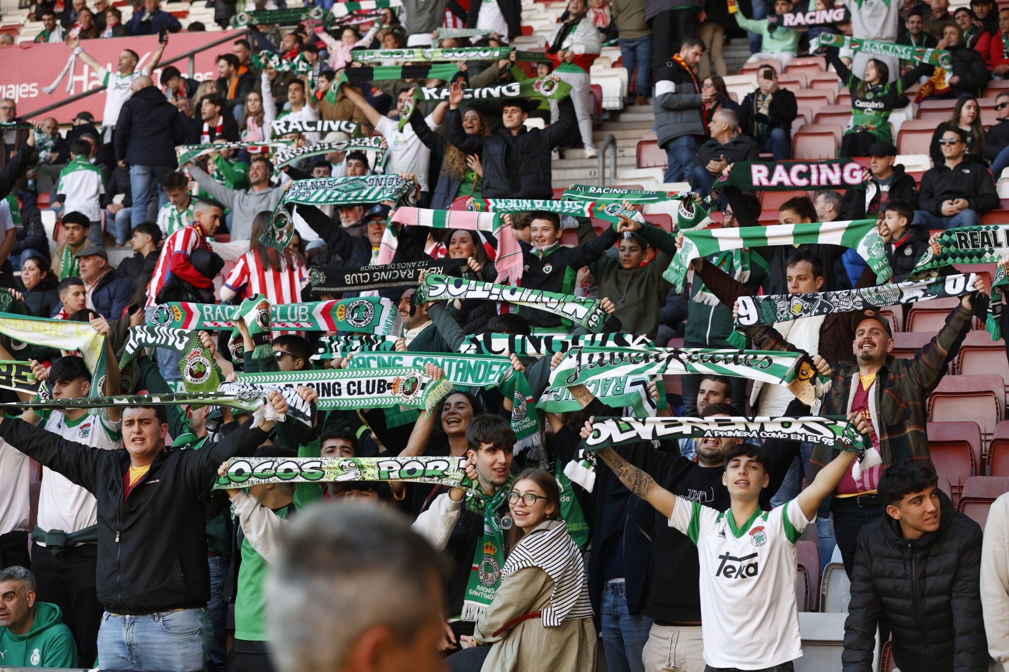 EN IMÁGENES: Ambientazo en el Sporting-Racing de Santander disputado en El Molinón