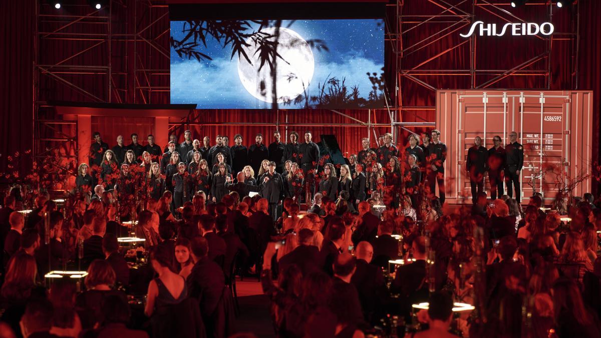 Un coro de 50 voces pertenecientes al Coro del Teatro Real de Madrid en el 150 aniversario de Shiseido.