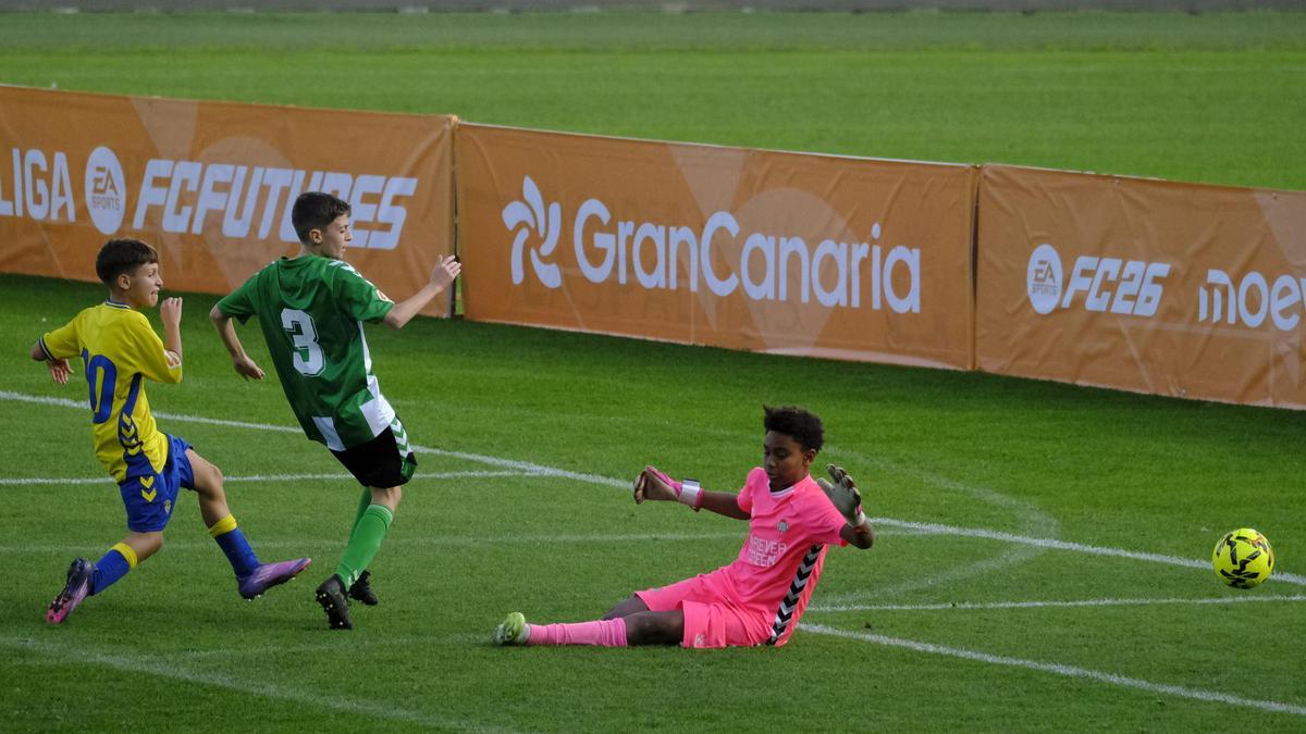 Dani Gordillo bate al meta del Betis en el gol del empate de la UD Las Palmas en el Estadio de Gran Canaria.