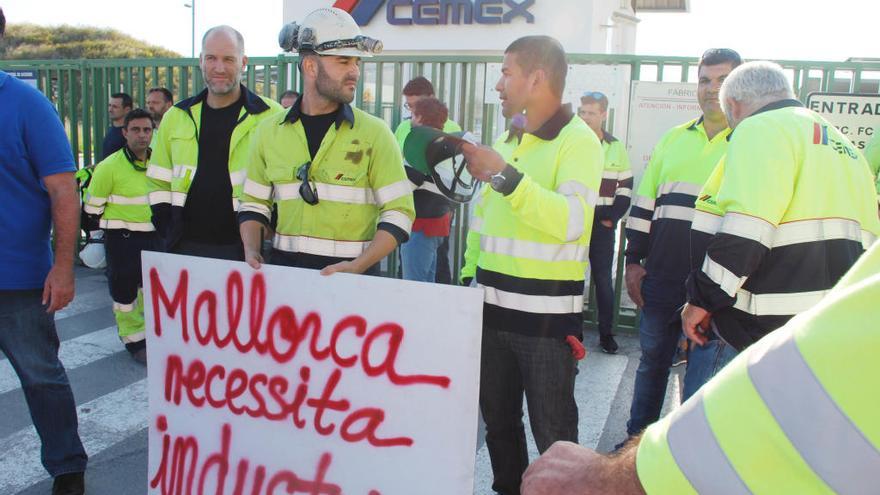 Imagen de la protesta realizada ayer por la plantilla de Cemex en el exterior de la fábrica de Lloseta.