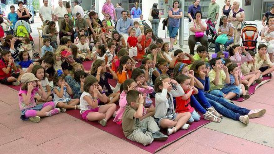 Los pequeños, pendientes de la actuación de Borrón y cuento nuevo.