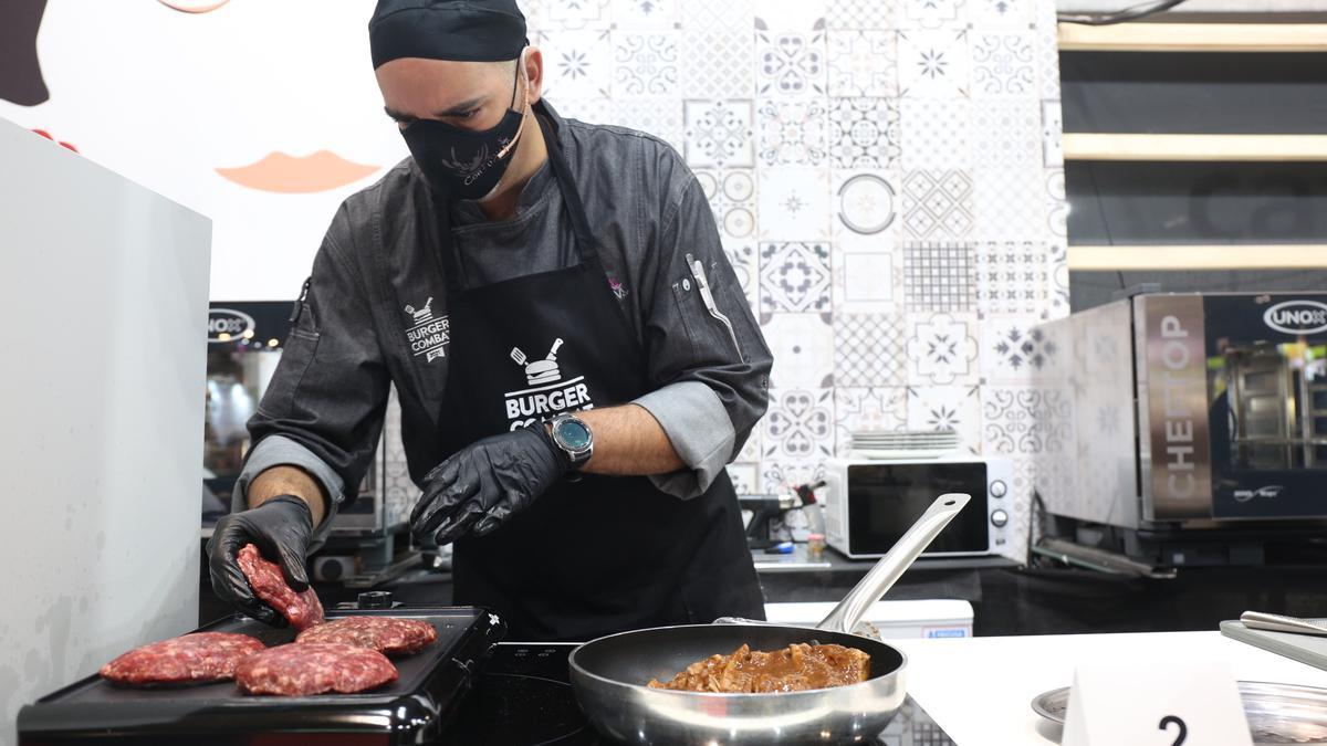 Durante los días que dura la feria son varios los concursos, como este de hamburguesas