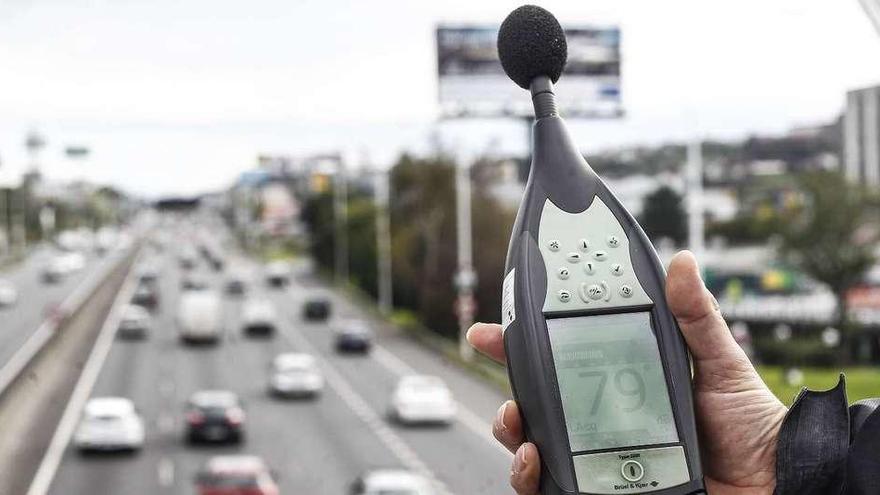 Un sonómetro registra elevados niveles de contaminación acústica en una pasarela peatonal sobre la avenida Alfonso Molina.