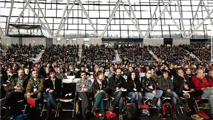 Els diputats electes de la CUP i els exdiputats, a la primera fila de l&#039;assemblea d&#039;ahir a Sabadell.