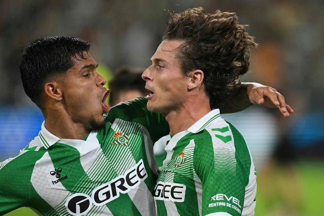 Un sólido Betis arranca la Liga con victoria ante una Real sin suerte