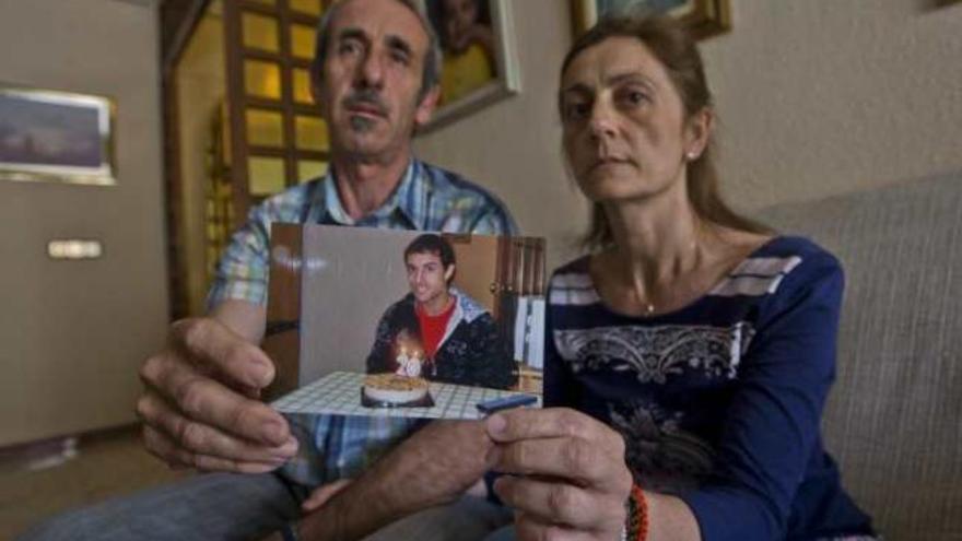 Fernando y Teresa muestran la foto de su hijo cuando cumplió 20 años.