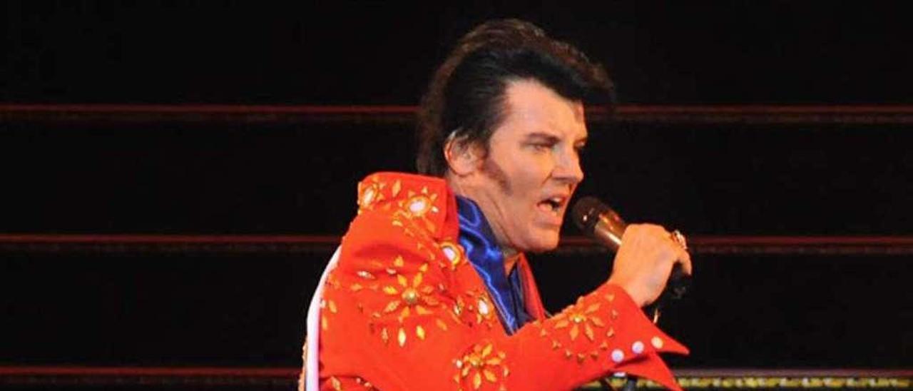 Greg Miller, caracterizado como Elvis Presley, en un momento del espectáculo.