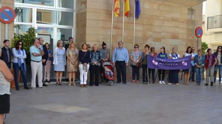 Concentración de repulsa celebrada ayer en Calp por el crimen machista.