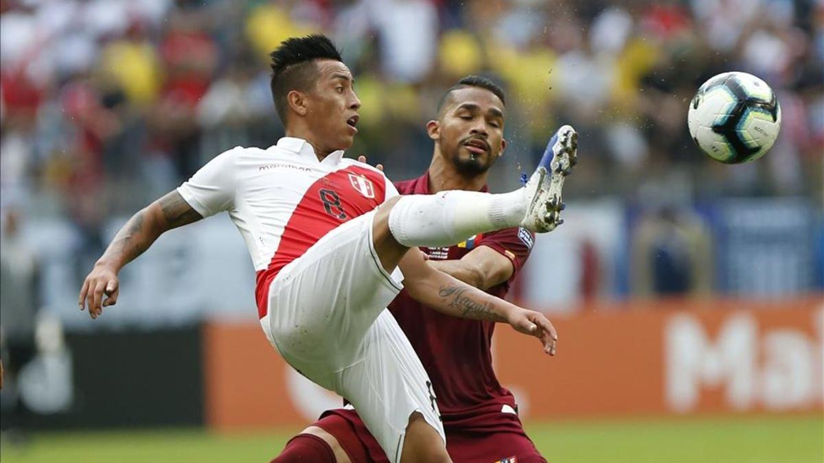 Christian Cueva salió lesionado en el primer tiempo en el partido ante Venezuela