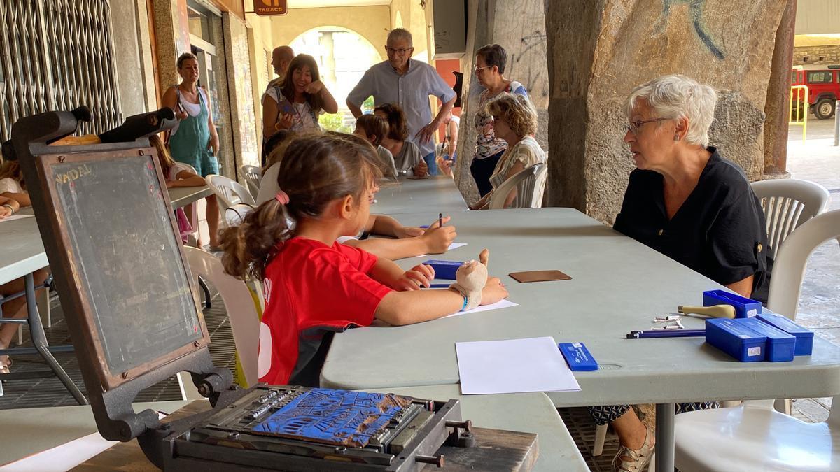 Impremta per fer quaderns amb el mètode Freinet i uns nens que fan un taller d&#039;aquesta tècnica / ALBERT LIJARCIO (ACN)