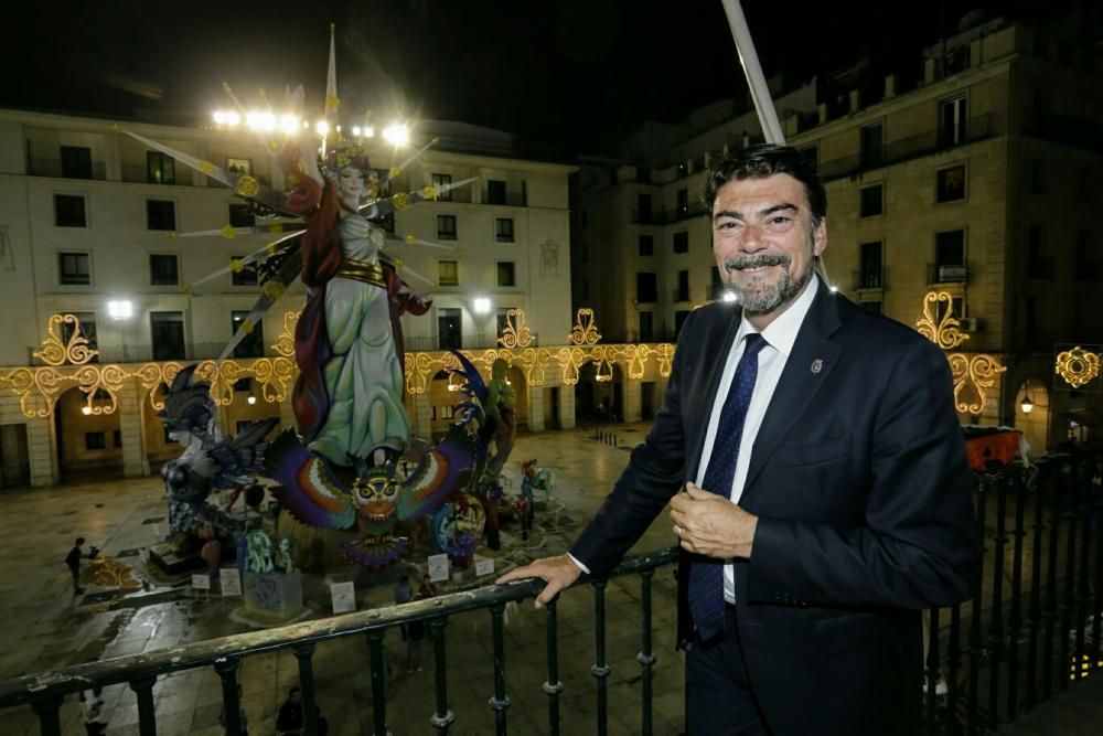 Luis Barcala posa ante la Hoguera Oficial antes de su cremà.