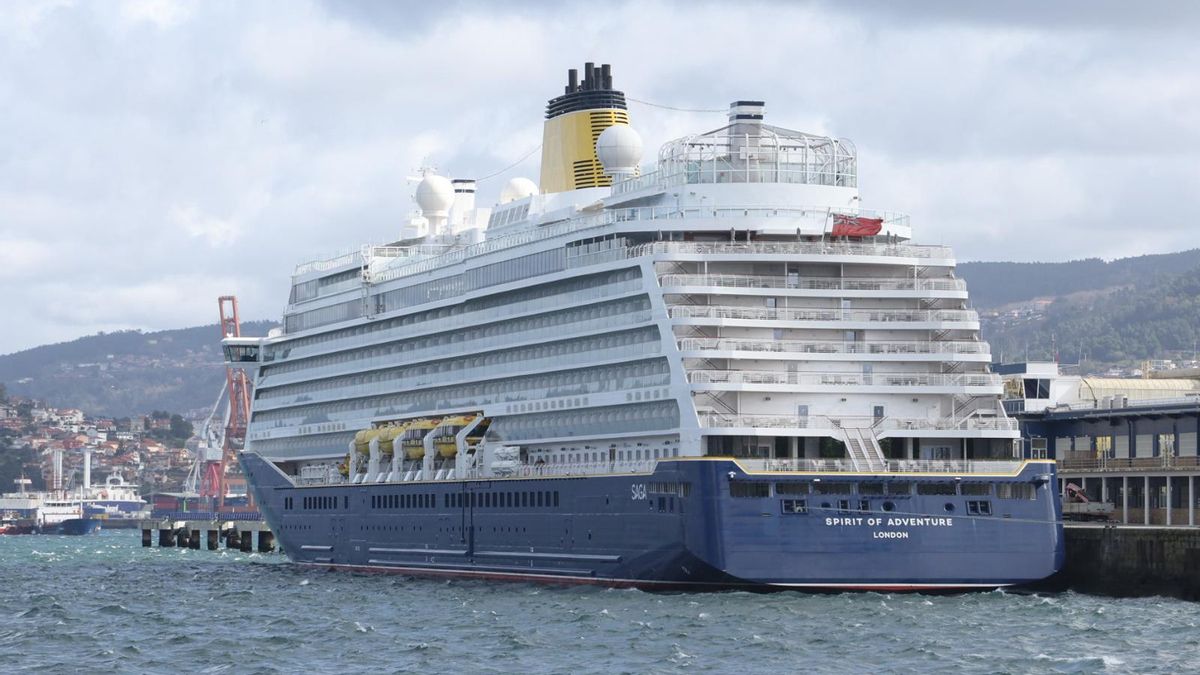 El 'Spirit of Adventure', atracado este jueves en el muelle de cruceros de Vigo