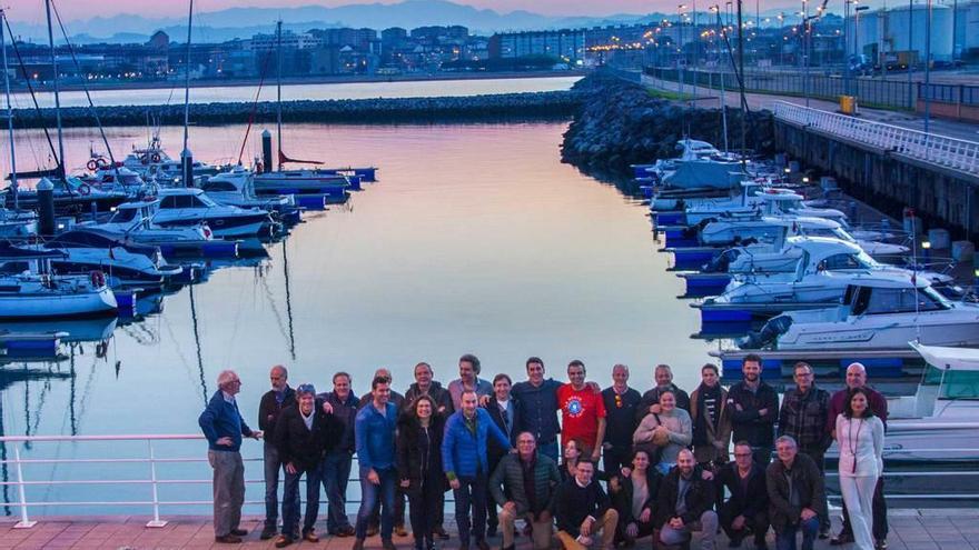 Varios de los participantes en la primera edición de &quot;Navega el Camino&quot; reunidos en Gijón.