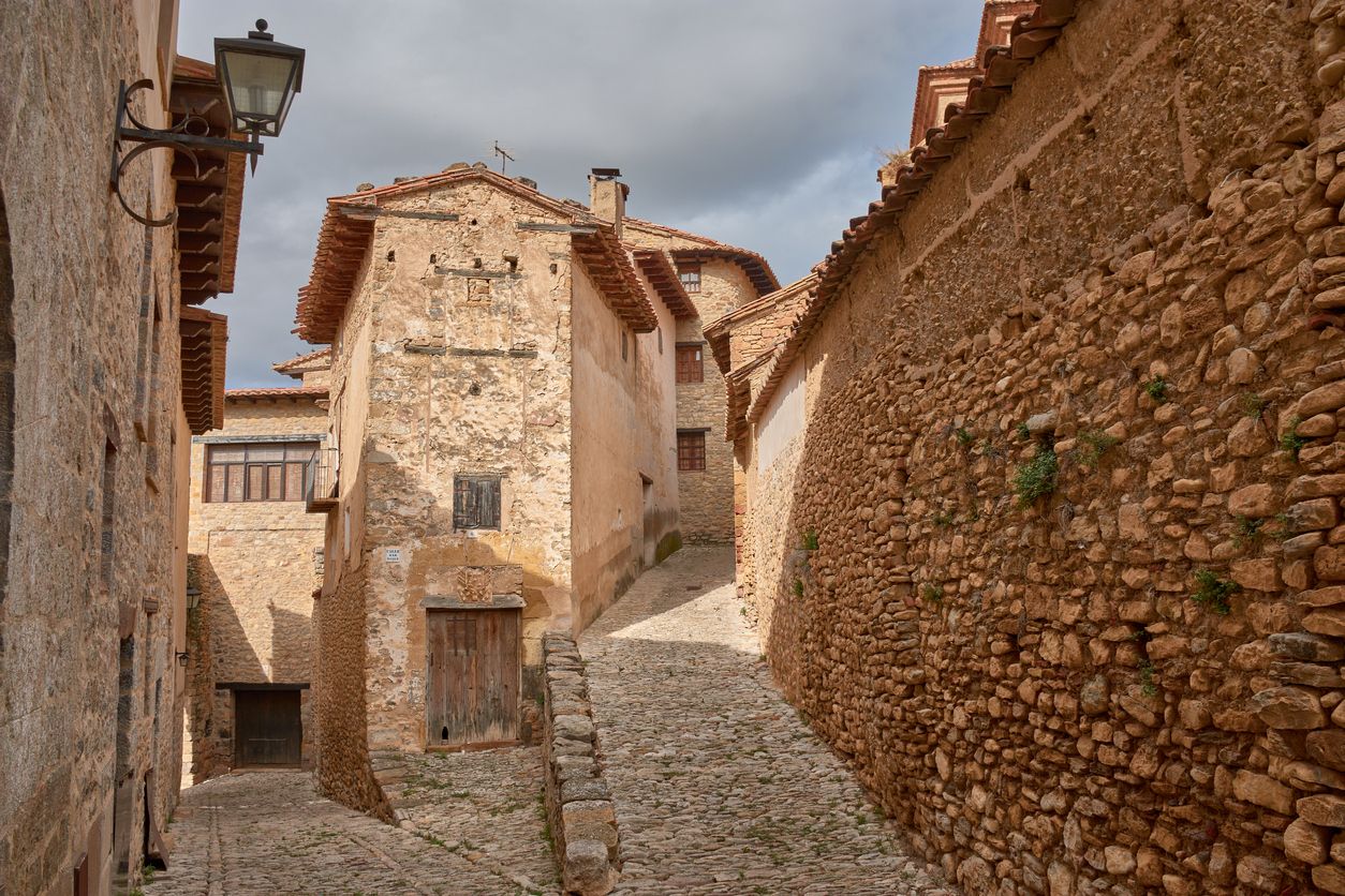 Pintorescos callejones de piedra en el encantador pueblo medieval de Mirambel, Teruel.