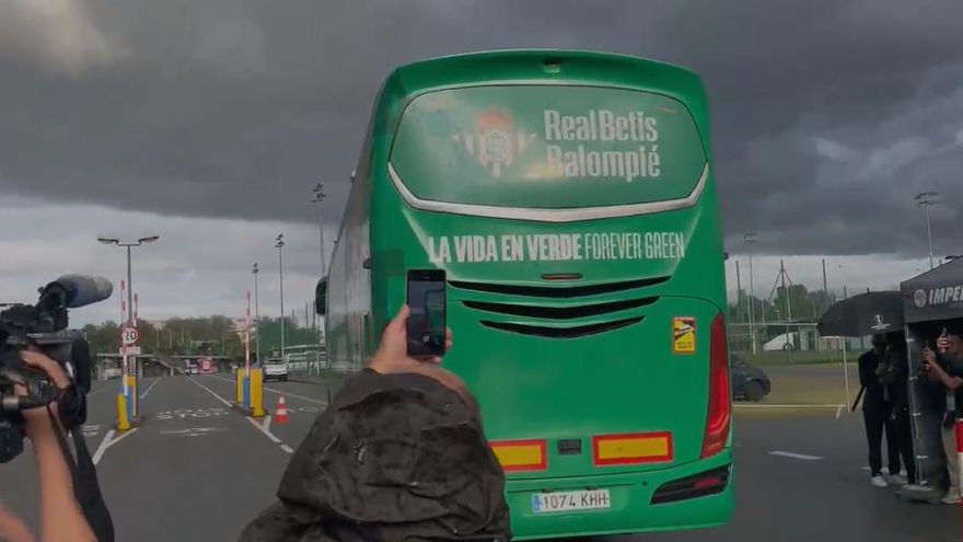 VÍDEO | Llega el autobús del Betis al Wroclaw Stadium