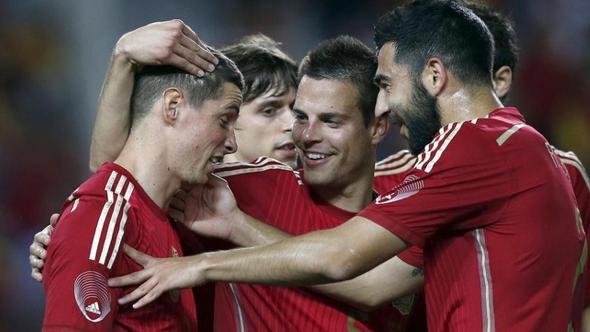 Los jugadores de 'La Roja' celebran un gol en un amistoso contra Bolivia