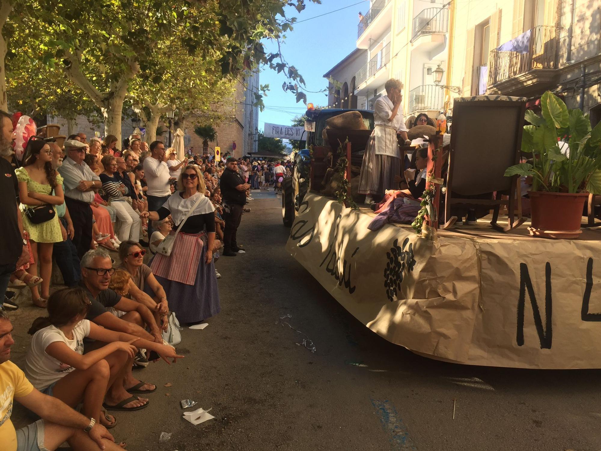 FOTOS | Binissalem asiste al desfile de más de setenta carrozas vinícolas