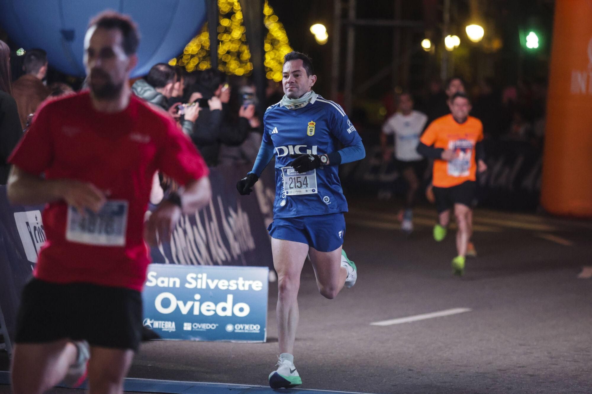 EN IMÁGENES: Alejandro Onís y Mariam Benkert saltan del segundo al primer puesto en la San Silvestre de Oviedo