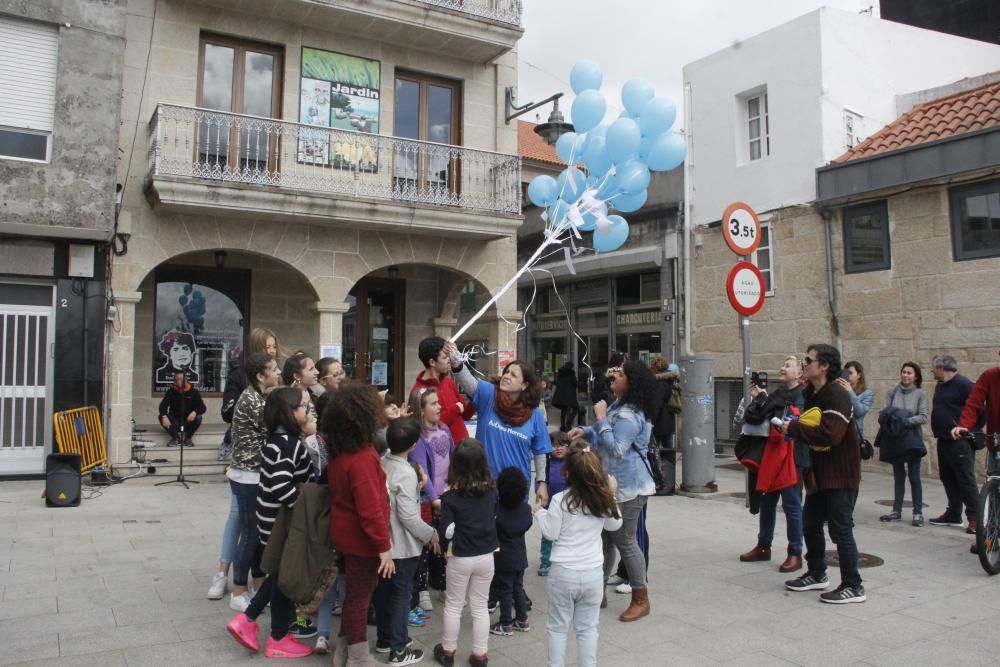 Hubo una suelta de globos azules con dibujos de niños y exhibición de hip hop