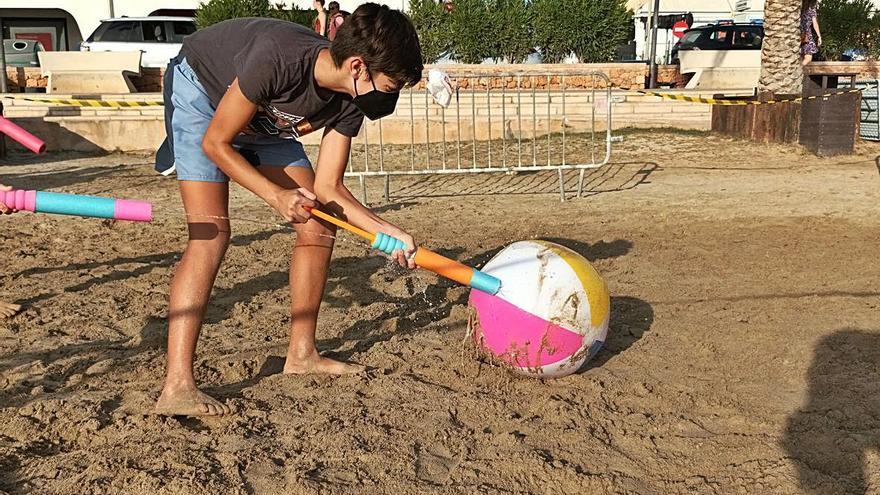 Risas y deporte, ‘jugger’ y ‘watergunball’ para jóvenes en la playa de s’Arenal