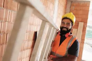 Hacen falta profesionales de la construcción: Ofertas de empleo para albañiles, fontaneros, electricistas o carpinteros