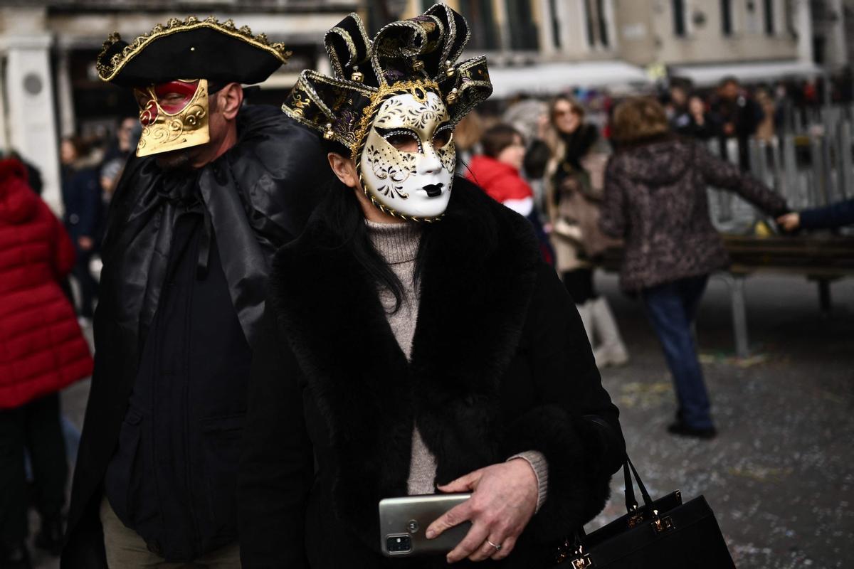 Trajes tradicionales desfilan durante el carnaval de Venecia