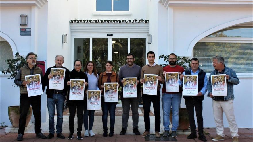 Representantes de IU denunciaron ayer los impagos de la Junta.