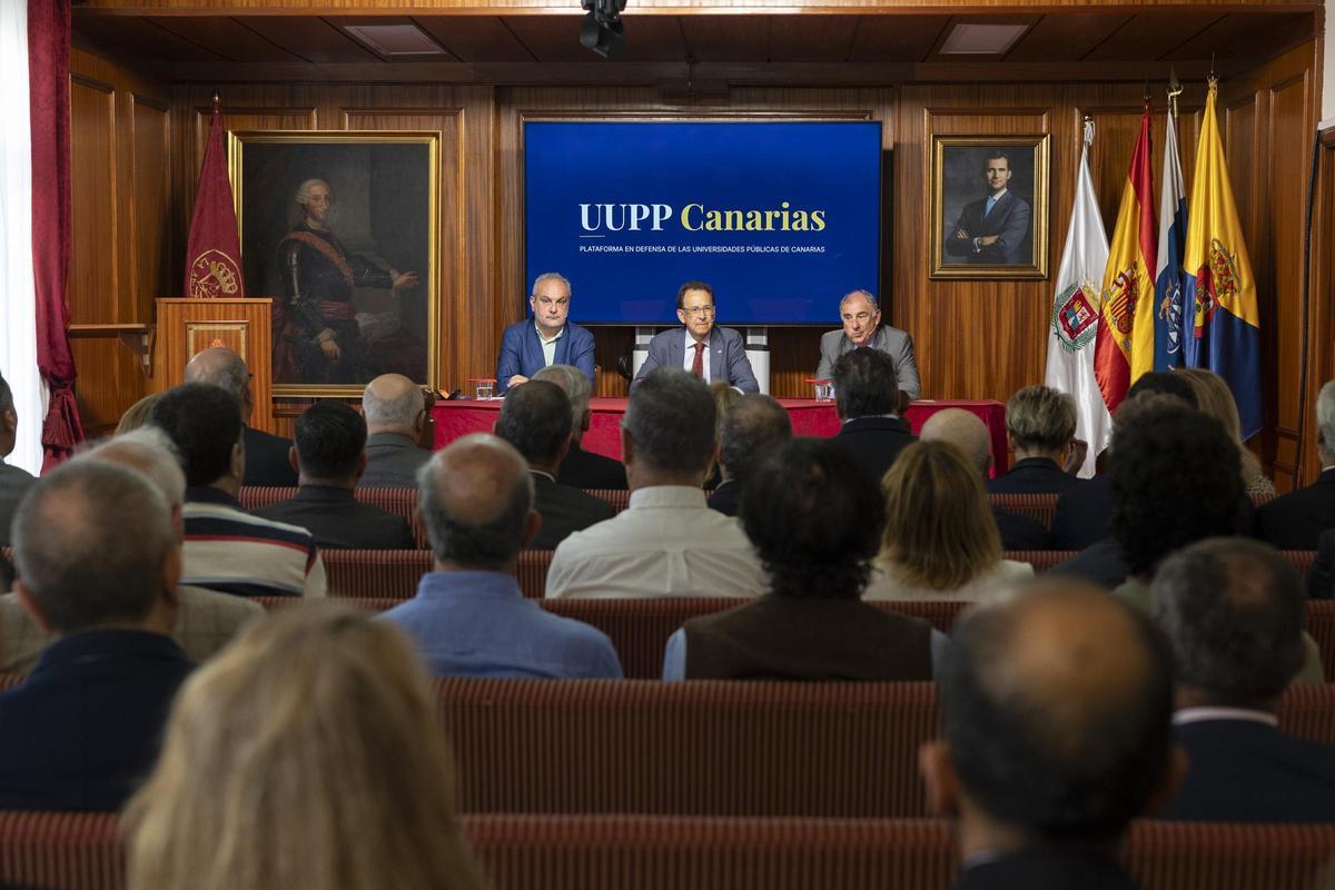 José Suay, José Díaz de Aguilar y Juan García durante el acto de presentación de la Plataforma en Defensa de las Universidades Públicas de Canarias.