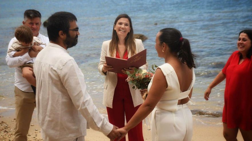 La teniente de alcaldesa, Beatriz Rodríguez, junto a su marido, testigos y Verónica Pichel.