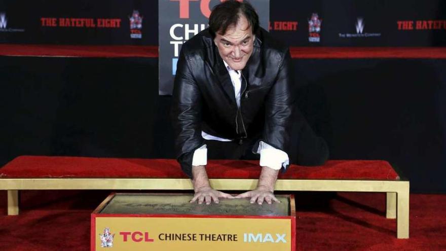 Tarantino, ayer, deja sus huellas en la entrada del Teatro Chino de Hollywood.