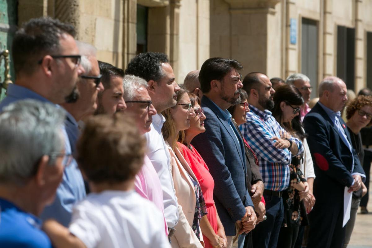 El Ayuntamiento se suma al minuto de silencio por el asesinato de una mujer en Alboraia