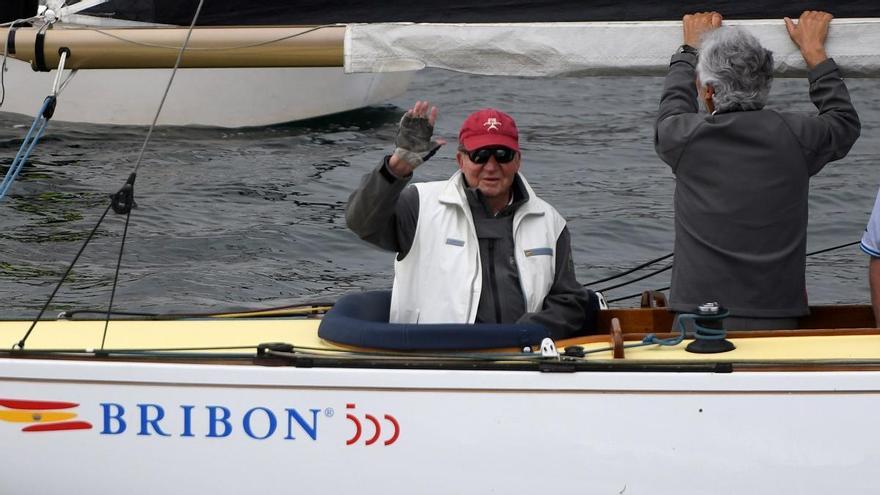 Juan Carlos I saluda desde su embarcación, el 'Bribón', durante la regata que disputó en mayo
