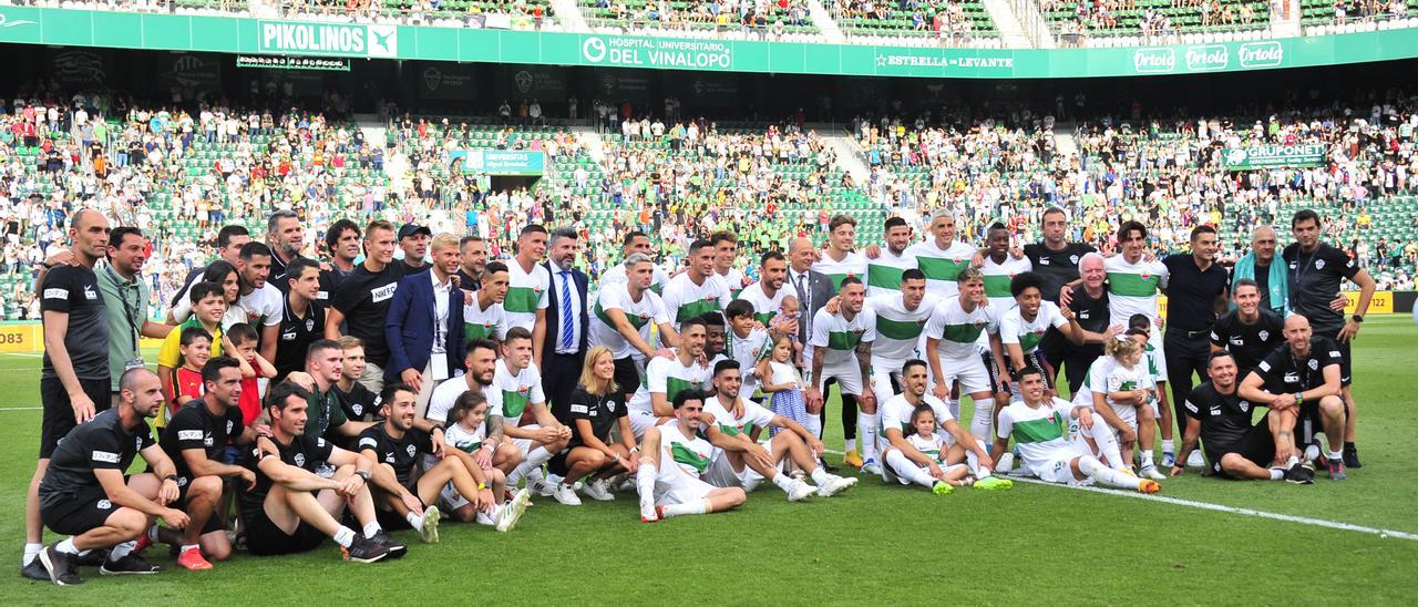 La plantilla del Elche celebra con técnicos, empleados y afición la permanencia