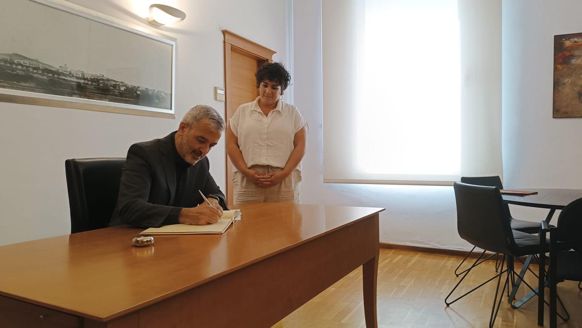 El alcalde Collboni firma en el libro de honor del Ayuntamiento de Santa Coloma