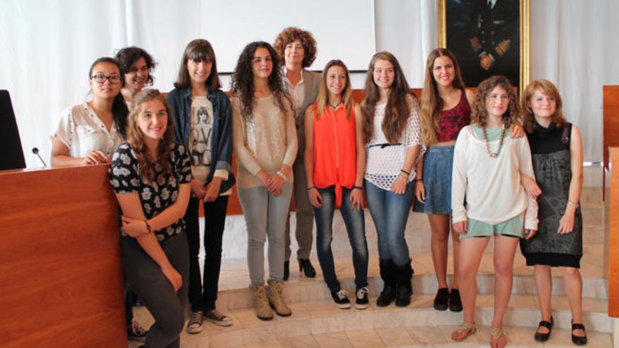 Las premiadas junto con la consellera de Cultura, Pepita Costa, ayer en el Consell de Ibiza.